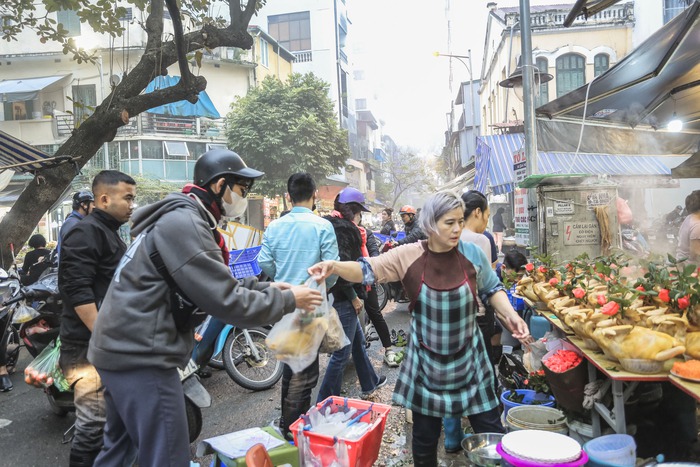Chợ nhà giàu phố cổ Hà Nội tấp nập người xếp hàng, chen chân mua đồ lễ ngày Táo quân- Ảnh 7.