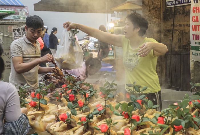Chợ nhà giàu phố cổ Hà Nội tấp nập người xếp hàng, chen chân mua đồ lễ ngày Táo quân- Ảnh 10.