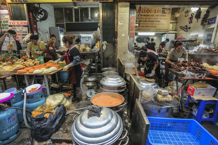 Chợ nhà giàu phố cổ Hà Nội tấp nập người xếp hàng, chen chân mua đồ lễ ngày Táo quân- Ảnh 5.