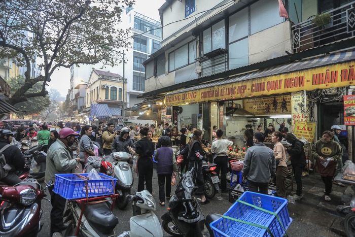 Chợ nhà giàu phố cổ Hà Nội tấp nập người xếp hàng, chen chân mua đồ lễ ngày Táo quân- Ảnh 1.