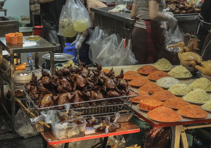Chợ nhà giàu phố cổ Hà Nội tấp nập người xếp hàng, chen chân mua đồ lễ ngày Táo quân- Ảnh 12.