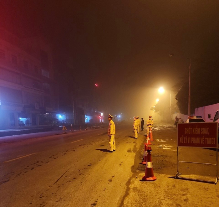 CSGT Hà Nội bám đường, phân luồng người dân di chuyển trong thời tiết sương mù- Ảnh 3.