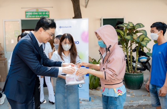 Shinhan Life Việt Nam trao tặng 1.300 suất ăn trưa cho bệnh viện nhi đồng 2- Ảnh 2.