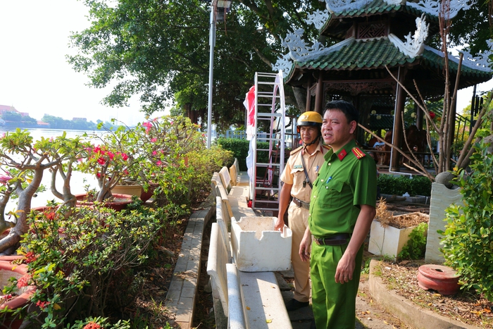Tàu kiểm ngư, cảnh sát được huy động ngăn chặn chích điện vớt cá ngày ông Táo ở TPHCM - Ảnh 4.