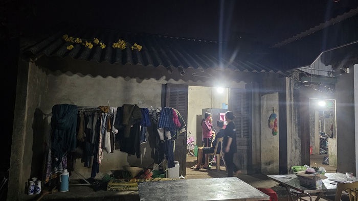 Tang thương bao trùm ngôi nhà cấp 4 của cô gái bị sát hại ở Hà Nội: "Tết về con còn sắm sửa bánh kẹo, quần áo, vậy mà..."- Ảnh 2.