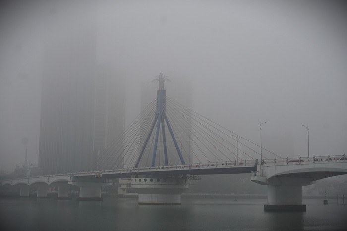 Ảnh: Phố phường Đà Nẵng "chìm" trong sương mù dày đặc hiếm thấy- Ảnh 6.