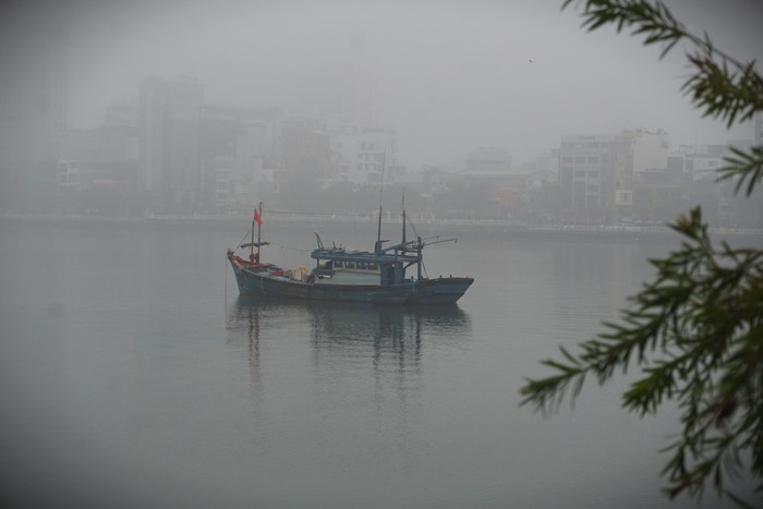 Ảnh: Phố phường Đà Nẵng "chìm" trong sương mù dày đặc hiếm thấy- Ảnh 13.