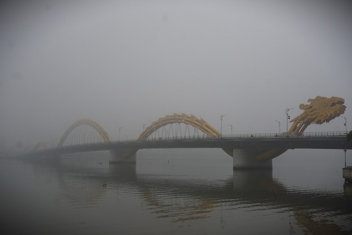 Ảnh: Phố phường Đà Nẵng "chìm" trong sương mù dày đặc hiếm thấy- Ảnh 3.