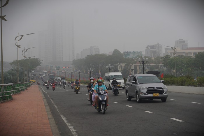 Ảnh: Phố phường Đà Nẵng "chìm" trong sương mù dày đặc hiếm thấy- Ảnh 10.