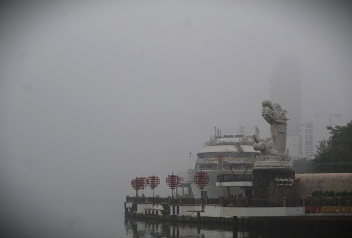 Ảnh: Phố phường Đà Nẵng "chìm" trong sương mù dày đặc hiếm thấy- Ảnh 14.