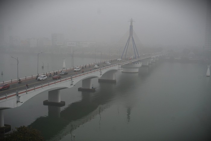 Ảnh: Phố phường Đà Nẵng "chìm" trong sương mù dày đặc hiếm thấy- Ảnh 1.