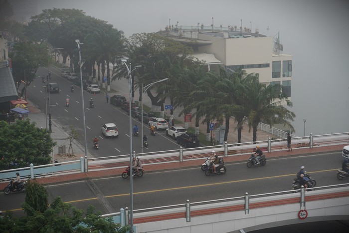 Ảnh: Phố phường Đà Nẵng "chìm" trong sương mù dày đặc hiếm thấy- Ảnh 9.