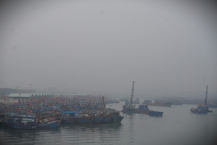 Ảnh: Phố phường Đà Nẵng "chìm" trong sương mù dày đặc hiếm thấy- Ảnh 18.