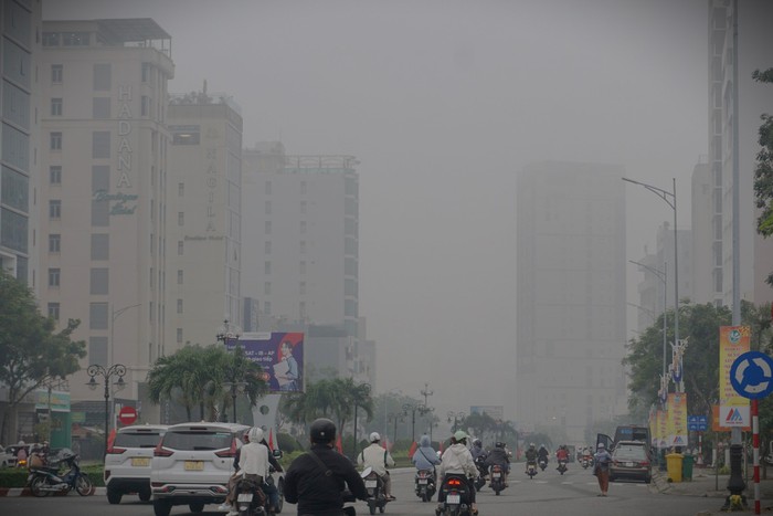 Ảnh: Phố phường Đà Nẵng "chìm" trong sương mù dày đặc hiếm thấy- Ảnh 8.