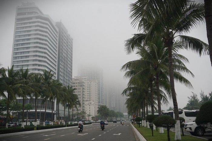 Ảnh: Phố phường Đà Nẵng "chìm" trong sương mù dày đặc hiếm thấy- Ảnh 7.
