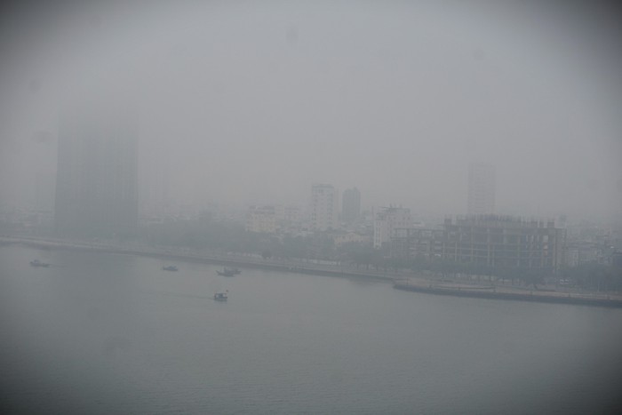 Ảnh: Phố phường Đà Nẵng "chìm" trong sương mù dày đặc hiếm thấy- Ảnh 2.
