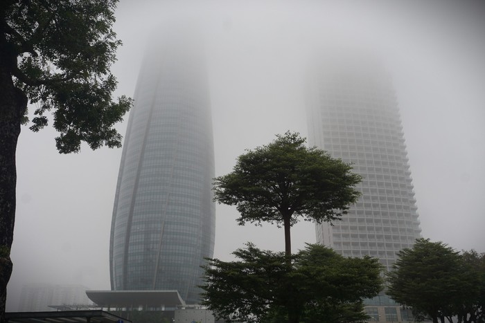 Ảnh: Phố phường Đà Nẵng "chìm" trong sương mù dày đặc hiếm thấy- Ảnh 17.