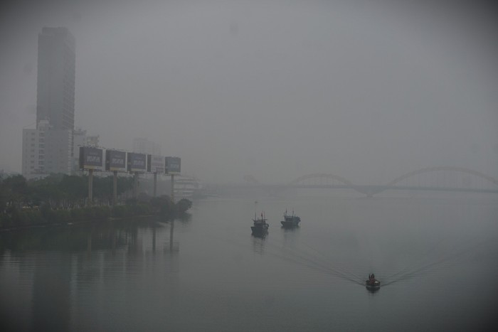 Ảnh: Phố phường Đà Nẵng "chìm" trong sương mù dày đặc hiếm thấy- Ảnh 12.