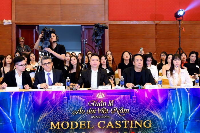 Ban giám khảo casting người mẫu tham gia show “Hương sắc Việt Nam”