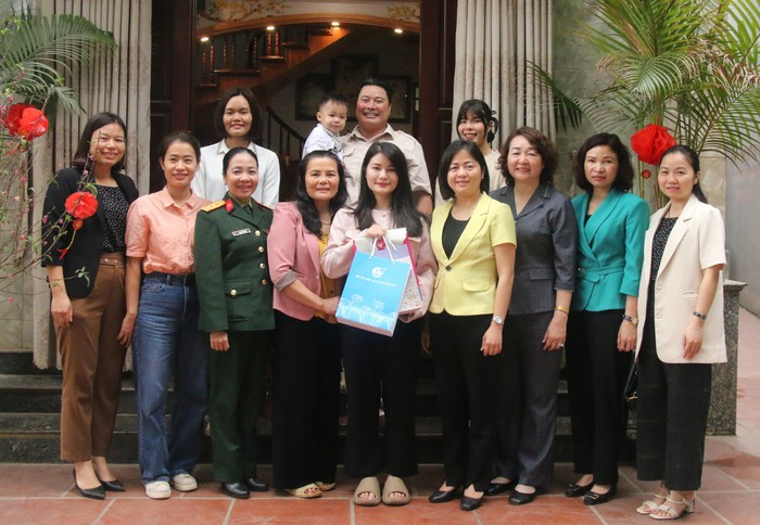 Bắc Ninh: Động viên, tặng quà nữ tân binh nhập ngũ năm 2024- Ảnh 1.