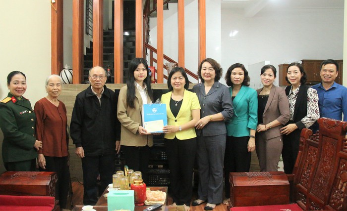 Bắc Ninh: Động viên, tặng quà nữ tân binh nhập ngũ năm 2024- Ảnh 2.