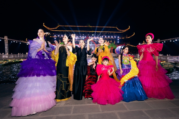 Minh Anh đảm nhận vị trí quan trọng cùng Võ Hoàng Yến, Hương Giang, Dịu Thảo trong show thời trang ở Tam Chúc