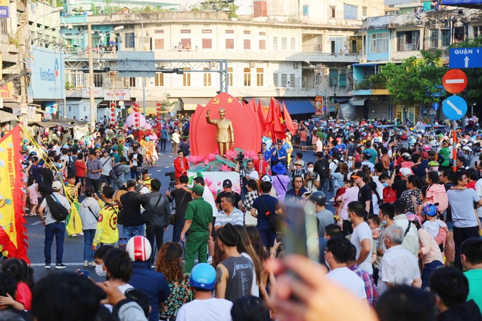 Chùm ảnh: Hàng nghìn người dân TPHCM chen nhau xem Bát Tiên khiến các tuyến đường kẹt cứng- Ảnh 9.