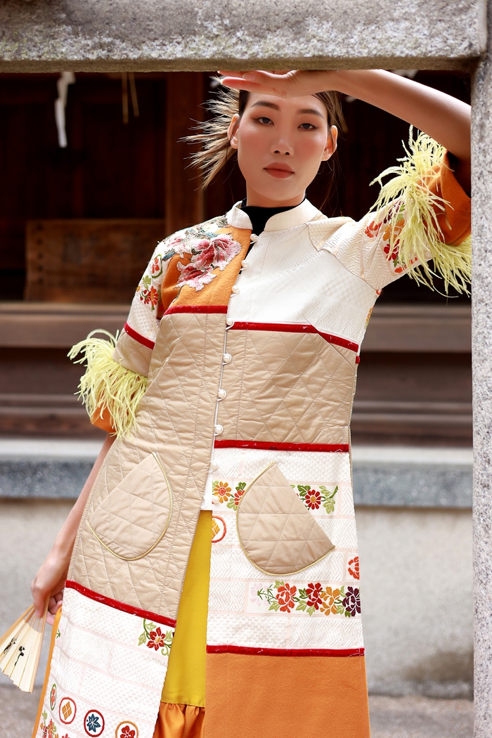 Là phụ kiện có nguồn gốc từ trang phục truyền thống, Obi mang vẻ đẹp sang trọng, quý phái, phảng phất nhuốm màu hoài cổ. Tuy nhiên, việc chọn lựa chất liệu thực hiện bộ sưu tập là một thử thách bởi khổ vải rất nhỏ, chỉ 30cm. Việc sắp xếp để phù hợp với phom dáng trang phục của bộ sưu tập vô cùng khó