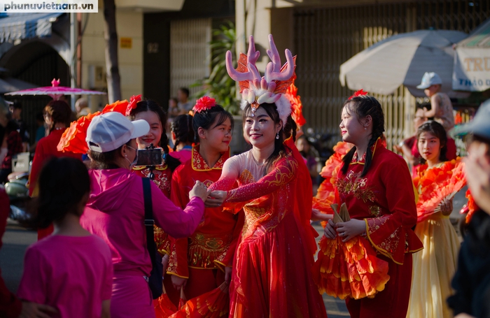 Lễ diễu hành cũng thu hút số lượng lớn người Việt cùng tham gia chung vui, mang lại không không khí gắn bó, đoàn kết của các cộng đồng dân tộc sinh sống tại TPHCM