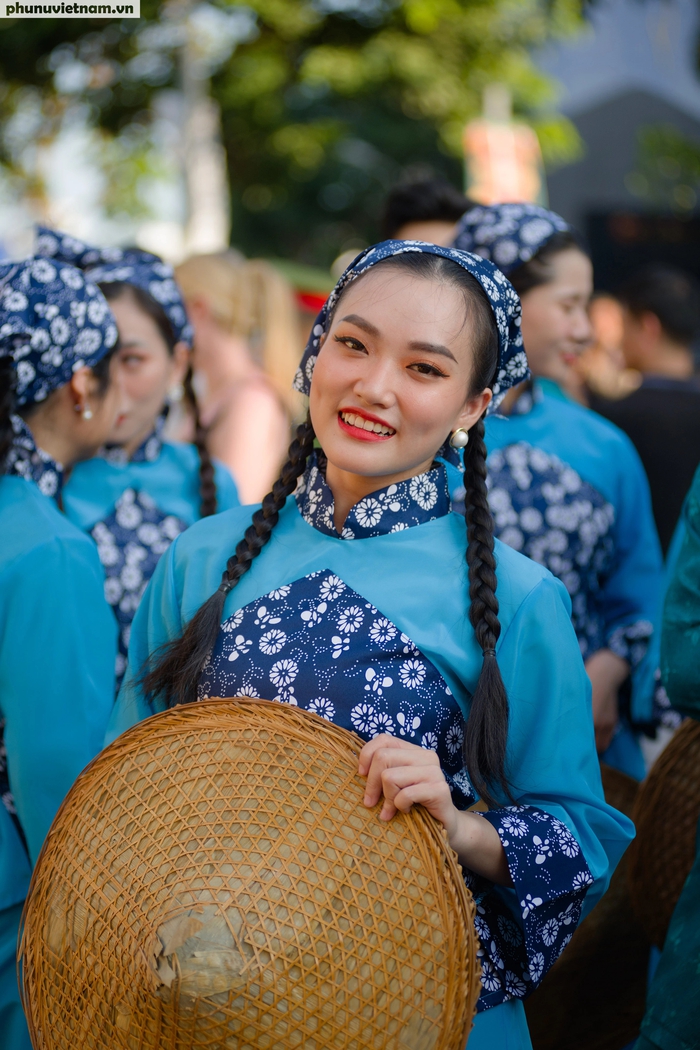 Thiếu nữ người Hoa xinh xắn trong trong trang phục truyền thống cách điệu