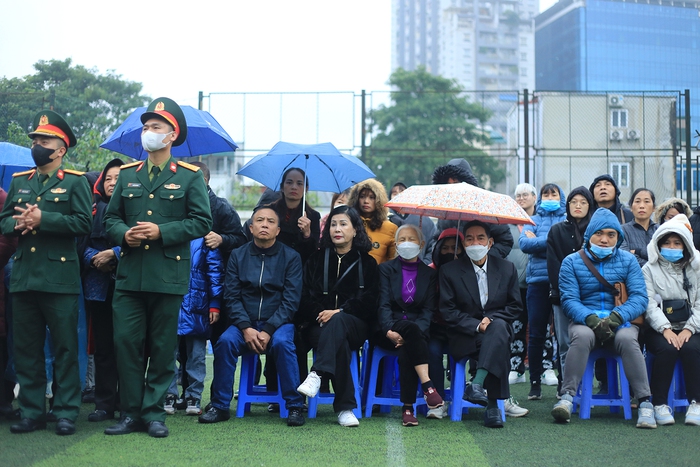 Hà Nội: Cha mẹ, người thân bịn rịn tiễn tân binh lên đường nhập ngũ- Ảnh 3.