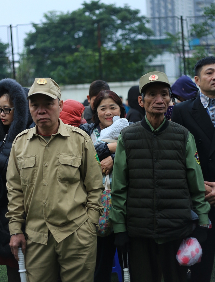 Hà Nội: Cha mẹ, người thân bịn rịn tiễn tân binh lên đường nhập ngũ- Ảnh 5.