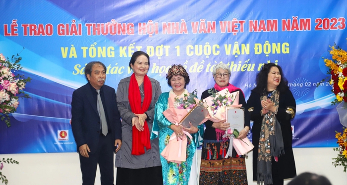 Đại diện Hội Nhà văn Việt Nam tặng hoa cho hai nhà văn được giải Nhà văn nữ ấn tượng năm 2023