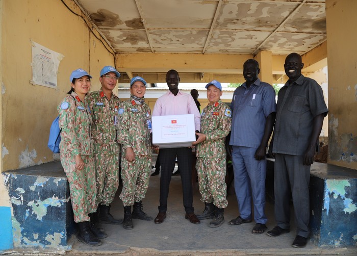 Đội công binh Việt Nam thăm, tặng quà một số bệnh viện tại Abyei nhân ngày 27/2 - Ảnh 2.