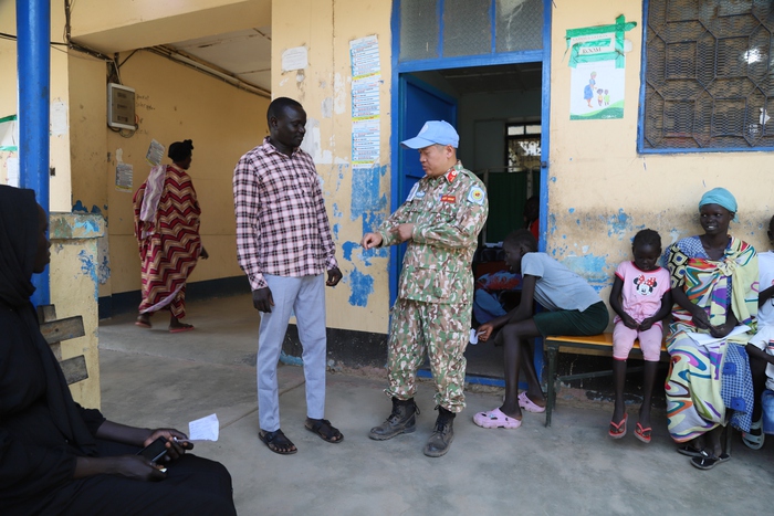 Đội công binh Việt Nam thăm, tặng quà một số bệnh viện tại Abyei nhân ngày 27/2 - Ảnh 1.