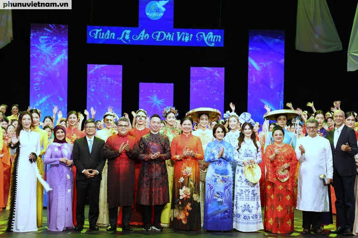 Chủ tịch Hội LHPN Việt Nam Hà Thị Nga cùng Đại sứ, Phu nhân Đại sứ các nước, NTK Đỗ Trịnh Hoài Nam cùng các nhà thiết kế áo dài