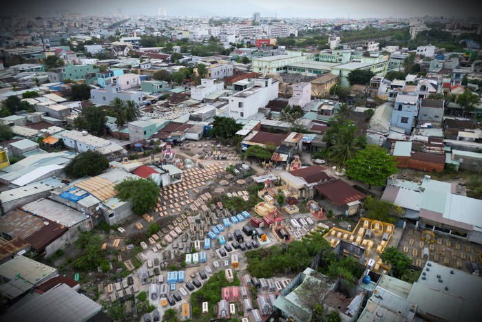 Ớn lạnh nơi người dân sống chung với 2.000 ngôi mộ ở Đà Nẵng- Ảnh 1.