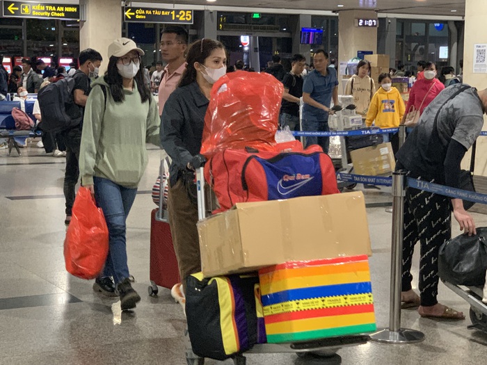 Người dân về quê ăn Tết lúc nửa đêm, sân bay Tân Sơn Nhất đông nghẹt - Ảnh 2.