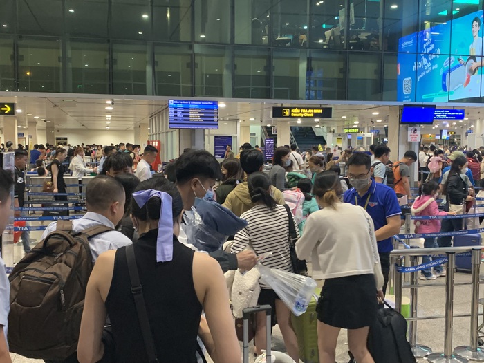 Người dân về quê ăn Tết lúc nửa đêm, sân bay Tân Sơn Nhất đông nghẹt - Ảnh 6.