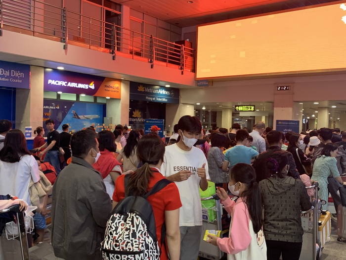 Người dân về quê ăn Tết lúc nửa đêm, sân bay Tân Sơn Nhất đông nghẹt - Ảnh 13.