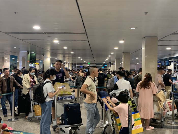 Người dân về quê ăn Tết lúc nửa đêm, sân bay Tân Sơn Nhất đông nghẹt - Ảnh 10.