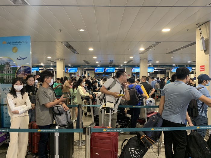 Người dân về quê ăn Tết lúc nửa đêm, sân bay Tân Sơn Nhất đông nghẹt - Ảnh 14.