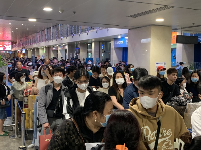 Người dân về quê ăn Tết lúc nửa đêm, sân bay Tân Sơn Nhất đông nghẹt - Ảnh 7.