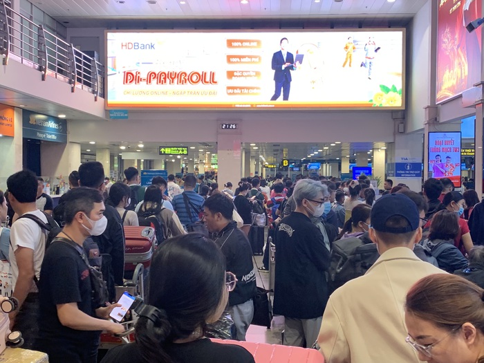 Người dân về quê ăn Tết lúc nửa đêm, sân bay Tân Sơn Nhất đông nghẹt - Ảnh 8.