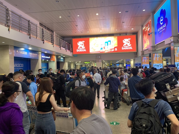 Người dân về quê ăn Tết lúc nửa đêm, sân bay Tân Sơn Nhất đông nghẹt - Ảnh 15.
