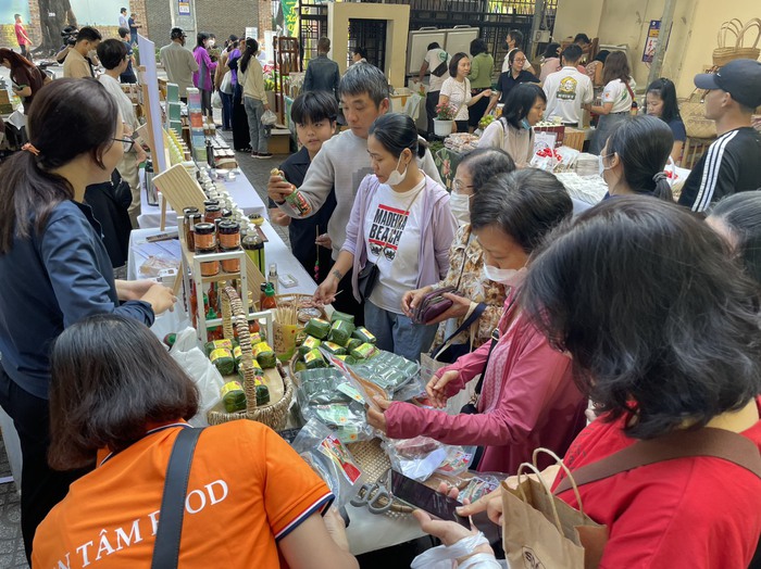 Gần 1.000 nông đặc sản quy tụ tại phiên chợ “Tết Xanh - Qùa Việt”- Ảnh 2.