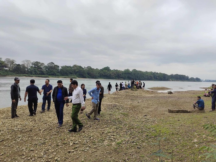 Nỗ lực tìm kiếm tung tích 2 cháu bé nghi mất tích ở sông Lam- Ảnh 1.