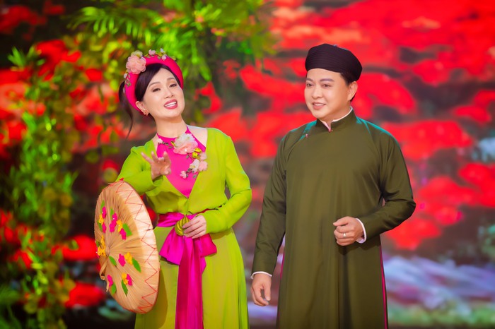 Ca sĩ Hà Phương và Trần Sang thể hiện ca khúc &quot;Hoa cau vườn trầu&quot; đã gắn với tên tuổi của mình suốt 3 thập kỷ