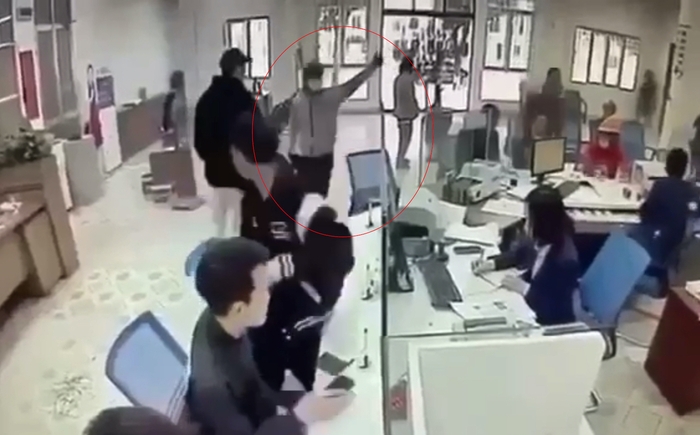 Đặc điểm nhận dạng kẻ mang dao và vật nghi lựu đạn vào cướp ngân hàng ở Nghệ An- Ảnh 1.