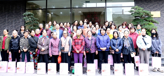Hội LHPN Việt Nam trao tặng 50 suất quà Tết cho phụ nữ có hoàn cảnh khó khăn tại quận Hai Bà Trưng- Ảnh 5.